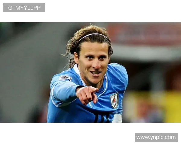 退役足球明星的传奇人生与场外新挑战：从绿茵场到社会舞台的华丽转型